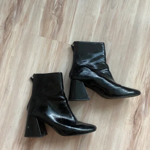 Boots - Boots med klack i svart vinylliknande material! Glansiga! Fint skick❤️ Storlek 39! Skriv vid fler frågor!!