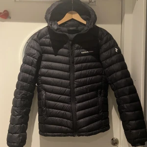 Peak performance jacka  - En grym jacka i väldigt bra skick. Passar både bra till hösten och vintern Har ni mer frågor så är det bara att skriva
