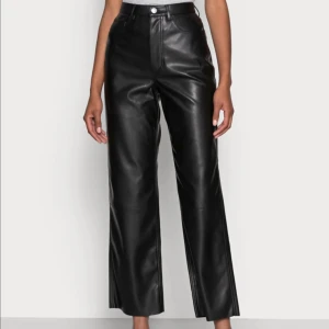 Svarta skinnbyxor - Mina absoluta favoritbyxor som säljs pga för små. De är inköpta på Åhléns under märket Carin Wester. Storlek 36, high waist och wide leg. Jag är 168 cm och bär jag de lågmidjat slutar byxbenet vid anklarna! NYPRIS: 499kr