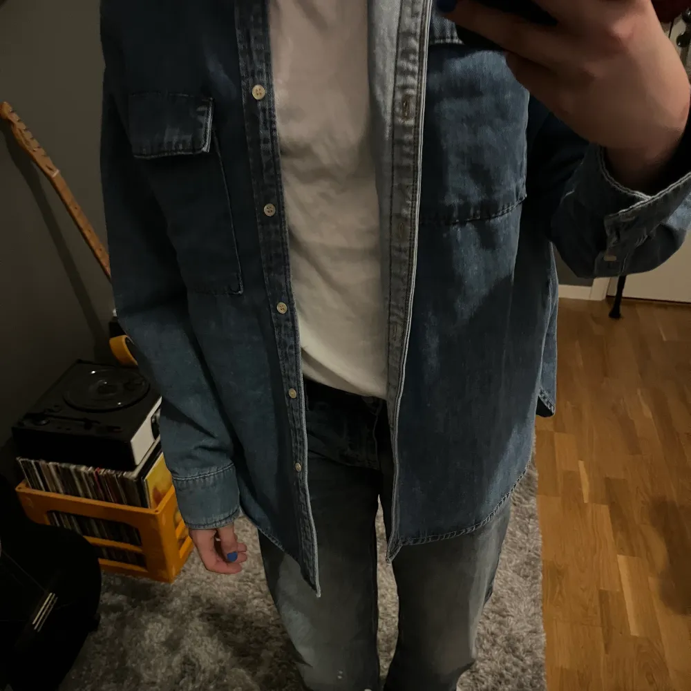 Blå jeansskjorta köpt från Åhléns men märket är WERA. Köpt för ett år sen men knappt använd:). Jackor.