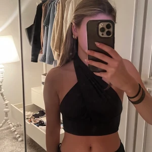 Halterneck topp - Svart topp man knyter i nacken superfin använd en gång