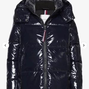 Tommy hilfiger - Äkta Tommy jacka slutsåld överallt! Säljer för 2000kr egentligen men om de blir snabbköp så kan man betala 1700. Passar mig som är XS/S