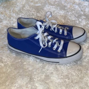 Blåa Converse - Säljer blåa Converse som har används ca 4 gånger