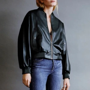 Bomberjacka i skinn  - Säljer denna jacka som knappt är använd. Jackan är från zara och är slutsåld hos dem. I storlek small men skulle säga att den passar xs-m bereonde på hur man vill att den sitter. 