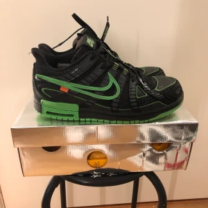 Nike Off White Rubber Dunk - Finns en liten skada på toe boxen men annars inga defekter. Tar bud från 3000. Mer info / bilder kan fås dm! 