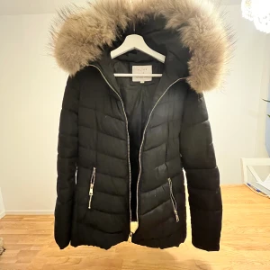 Alice foy Belle fhoes Jacka - Jag säljer min vinter jacka som jag har använt i circka 1 år och säljer på grund av att den passar inte längre mig. Köpte den för 4 tusen och säljer nu den för 2 tusen. Pälset är också riktig.