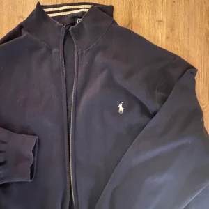 Tjock kofta - En jätte stor, baggy tjocktröja av Polo. Super mysig! Mörk blå/svart, toppen skick!