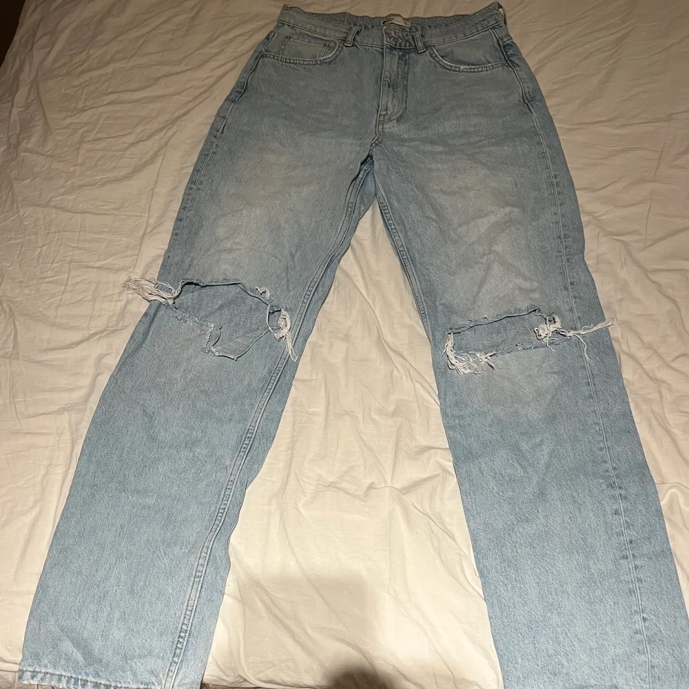 SÄLJS INTE LÄNGRE I BUTIK! 90s tall jeans säljer jag nu då dom inte passar och inte kommer till användning. Bara använd ganska fåtal gånger alltså ganska nya. Köptes för ungefär 500-600kr nypris . Jeans & Byxor.