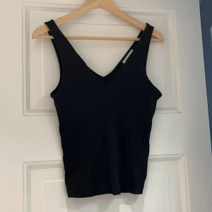 V-ringat linne från weekday - V-ringat linne från weekday. Så fin modell men för liten för mig, storlek S. Använd 2 ggr. 120 kr i butik!
