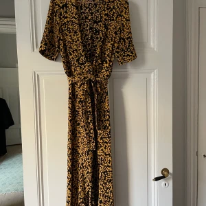 Ganni klänning - Omlottklänning från Ganni i storlek Small. Inga tecken på användning.