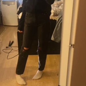 Gina jeans - Ett par alldeles nya svarta jeans ifrån Gina, ända gången använda var på dessa bilder. Säljer då dem inte kommer till användning. Storlek 34. Säljer för 50 kr+ frakt 