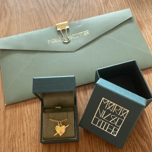  Maria nilsdotter halsband! - Säljer mitt Maria nilsdotter halsband i guld! Nypris ligger på 3095kr. Är även intresserad av att byta mot ett i silver💕