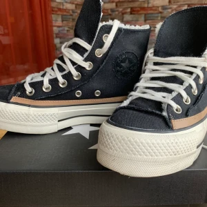 Nya Converse 36,5 - Perfekt för hösten, fleece på insidan med original förpackning, använda bara flera gånger, tyvärr är dom för små i storleken :( 
