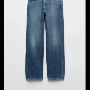 VILL SÄLJA SNABBT  - Jag köpte dess jeans och vill lämmna tillbaka för dem var för stora! Men hade ej kvitto  Vill bli av med dem så SNABBT SOM  MÖJLIGT. Säljer dem för 500kr när dem igentligen kosta 699kr. Skriv om du vill ha bilder från IRL 