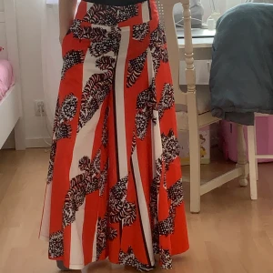 Oreanga byxor - Byxor för 70kr. I storlek S, Wide leg. Kan frakta men kan också mötas upp och lämna över i Trollhättan, Mellerud, Vänersborg och Uddevalla. 