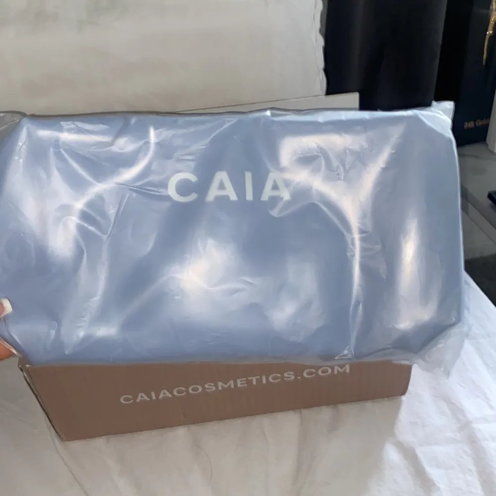 Säljer denna helt nya CAIA necessären (FITS ALL BLUE BAG)💙 fick den idag och är oöppnad!🫶nypris 250kr!. Accessoarer.