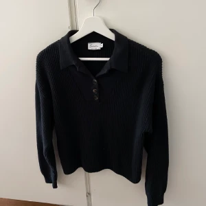 Stickad tröja Svart - Snygg och stilren stickad tröja från Emma Ellingsens kollektion med Nakd. Storlek XS men passar även S⭐️