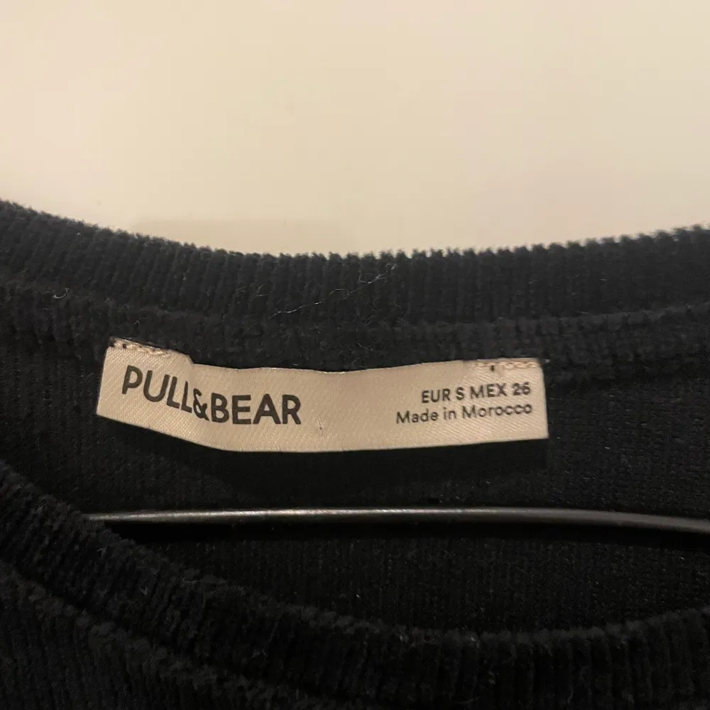 Verkligen så perfekt svart klänning från pull&bear🫶. Klänningar.