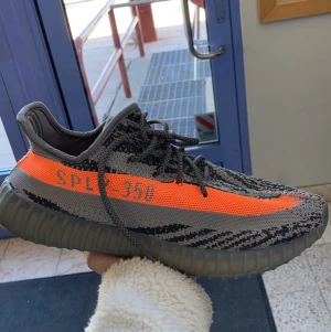 Yeezy 350 - Storlek 45 Sparsamt använda  Tyvärr ingen box kvar  Hör av dig om du vill ha fler bilder 