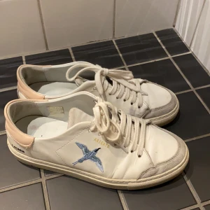Axel Arigato clean 90  - arigato skor som är väll använda men fortfarande fina! (lite damage i hälen på höger sko men inget som stör) 