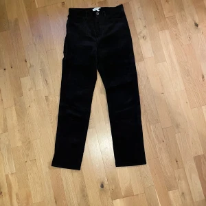 & Other Stories Manchesterbyxa - Mycket snygga manchesterbyxor från & other stories. Aldrig använda då de från start varit något för små.   Köparen står för frakten