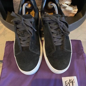 Eytys Doja storlek 39 - Ett par Eytys säljes, modellen Doja i storlek 39 skorna är i gott använt skick har mycket kvar att ge . Skorna är köpta i Eytys butiken i Stockholm. lådan finns inte men dustbag medföljer.