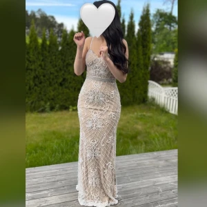 Festklänning  - Enbart använd en gång. Klänningen har inga slitage och är i topp skick.Ordinarie pris: 5800. Priset går att diskuteras vid seriöst köp!