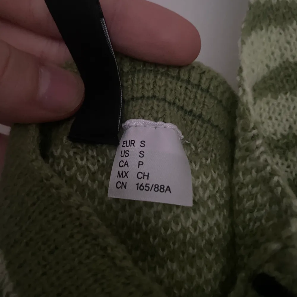 Oanvänd grönrandig klänning från H&M, halterneck och stickad, köpare står för frakt⭐️. Klänningar.