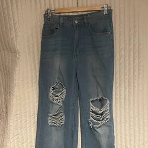 Wide ripped jeans storlek M - Dom sitter lite tajt i midjan men annars är dom i utmärkt skick. Dom är långa i benen på mig och jag är 157cm
