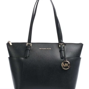 Mk väska  - Säljer för börjar bli trött på den tyvärr. Bra skick o sånt 