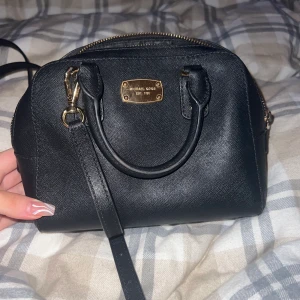 Michael kors väska  - Säljer min crossbody väska från Michael kors. Köpt i new tork för ca 5 år sedan. Det är sparsamt använd och i väldigt fint skick. 