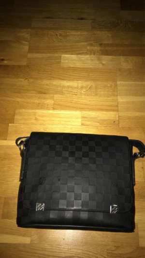 Louis vuitton Messenger väska - Vintage collection LV ordinarie pris 25,000kr säljer pga att den är lite sliten drf kan priset diskuteras ✅👍