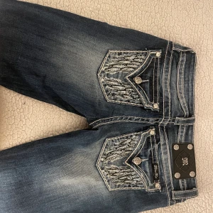 Miss me Jeans  - Det blev något konstigt med min förra annons, så lägger upp dessa igen. De är snygga lågmidjade jeans. De är 78 cm i midjan och ca 75 cm i innerbenslängd. Eftersom att många är intresserade lägger jag en budgivning på dessa. Köparen står för frakt💕