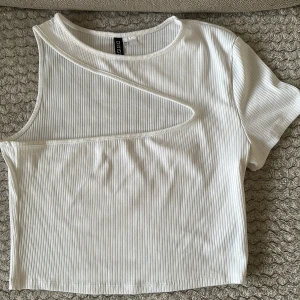 Croppad top  - Croppad top med en ärm. Jätte fin, oanvänd.