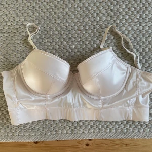BH/topp  - Från H&M. Använd 1 gång 