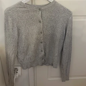 Stickad tröja - Fin stickad tröja med knappar från hm  Skriv för fler bilder❤️