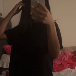 Oversized svart t-shirt - Säljer en ganska oversized svart t-shirt med fina detaljer vid ärmen (se bild 2). Använts max 5 gånger, jättefint skick och ser precis ut som ny!  Bär storlek S så den passar perfekt på mig, men hade funkat på någon med stl M.