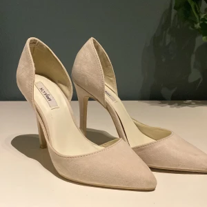 Nellyshoes - Beiga fina klackar, använda men i bra skick