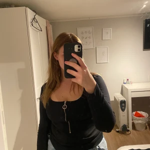 Topp  - Super fin tröja från NA-KD i storlek s med fungerande dragkedja. Stretchigt material. Frakten ingår i priset.