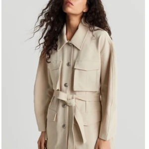 Beige kappa - En beige kappa från Gina som köptes förra hösten, jättefin och inget fel på den💓kom privat för mer 