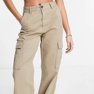 Cargo byxor - Cargobyxor från stradivarius petite. Använda en gång! Nyskick. Beige