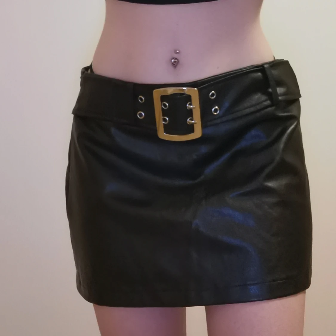 Kort kjol i fejk skinn  - 90