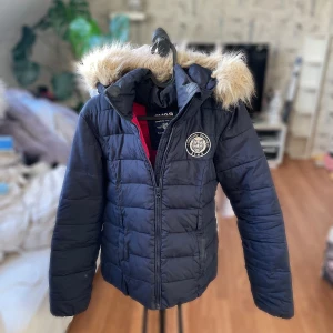 Svea vinterjacka  - Säljer min gamla vinterjacka pga att den är för liten för mig nu. Den är i använt skick, saknas ett band i midjan. 