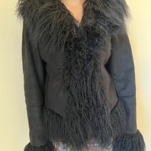Urban outfitters penny lane jacket  - Kort jacka med fuskpäls och fickor. Bra skick och använd fåtal gånger. Liten i storlek. 
