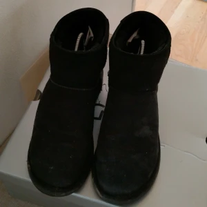 Uggs - Säljer mina svarta fakeuggs som jag köper förra året för 999kr. Använd en vinter. 