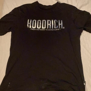 Hoodrich t shirt - 7/10 skick. Gammal modell så jätte svår att få tag på. Kan tradea. Fraktar och möts upp i stockholm. Original pris 500- jag säljer för 200