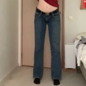 Levi jeans - Utsvängda, lågmidjade sitter fint med skärp på mig som är S ibland M. Har dålig kamera men skriv för fler bilder! <3