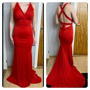 Röd klänning s. small  - Röd klänning använd en gång, kemtvättad och precis som ny. Storlek Small men kan passa även Medium eftersom den är ganska stretchig och justerbar. 