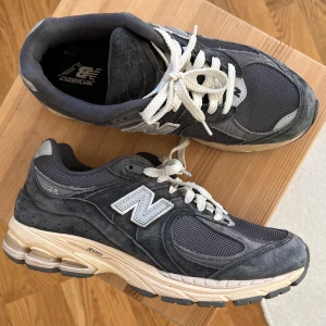New Balance 2002R - New Balance 2002R i en blå-grå färg. Gott skick, använda ca 10ggr.  Sälja som unisex med Strl; US8, EU41,5
