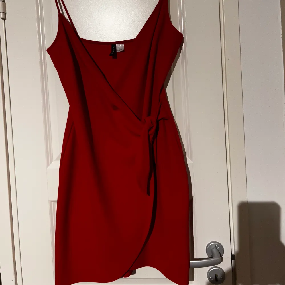 Säljer en kort röd klänning i storlek 38. Skriv vid intresse köparen står för frakten.. Klänningar.